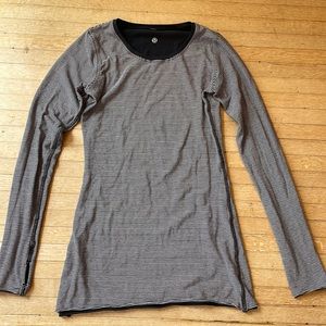 EUC Lululemon Work out top: Black/black&white striped reversible long sleeve! 🖤
